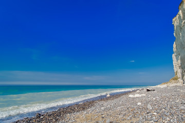 Plage à Dieppe France en Avril 2015. Femme non identifiable, Allongée face à la mer.
