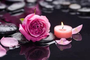 Schilderijen op glas Beautiful rose with candle and therapy stones ,Valentines Day background © Mee Ting