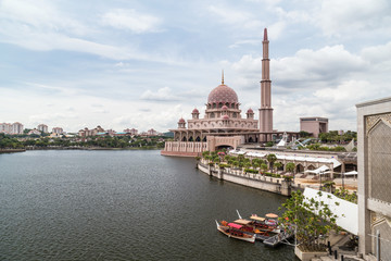 Fototapeta na wymiar Putra Mosque on the bank of Putrajaya Lake in Putrajaya