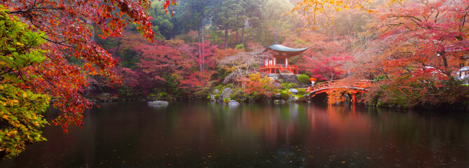 Daigo-ji temple in autumn - obrazy, fototapety, plakaty