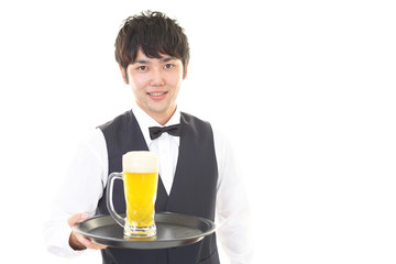 ビールジョッキを持つウェイター