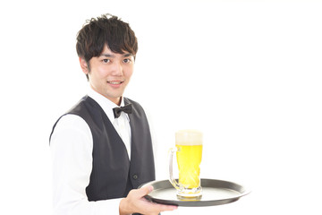 ビールジョッキを持つウェイター