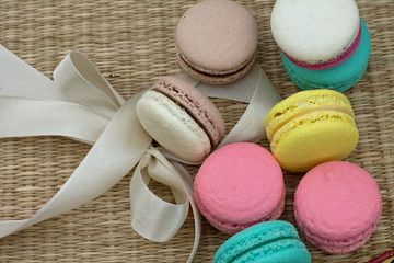 миндальные печенья разных цветов  с белой лентой с бантиком