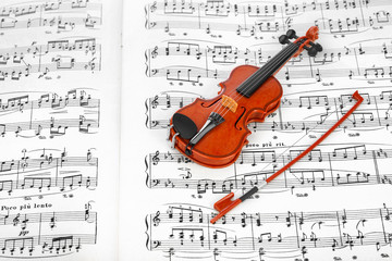 Toy violin and music sheet © Nikolai Sorokin