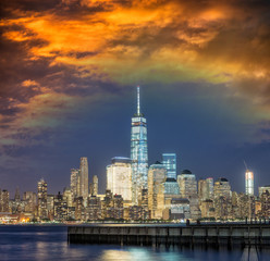 Obraz premium Nocny panoramę Manhattanu. Widok z Jersey City