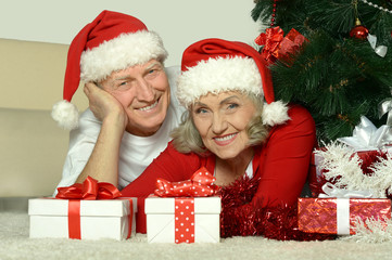 Obraz na płótnie Canvas Elderly couple celebrating new year