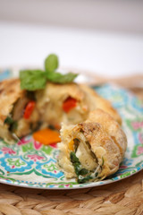 Pizza ripiena di peperoni mozzarella e basilico