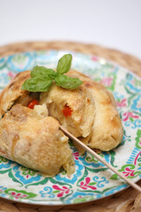 Pizza ripiena di peperoni mozzarella e basilico