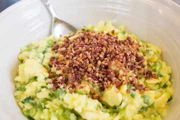 Schüssel Kartoffelsalat mit Speck