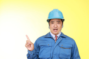 指示する笑顔の労働者