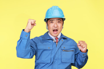 ガッツポーズの労働者