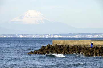 東京湾にうっすら浮かぶ富士山
