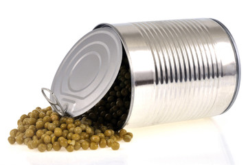 Boîte de conserve de petits pois renversée