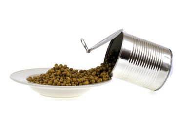 Boîte de petits pois renversée dans l'assiette
