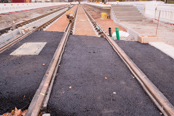 Baustelle mit Schienen und Treppe
