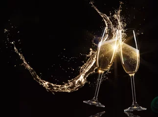 Fototapete Glasses of champagne with splash © Lukas Gojda