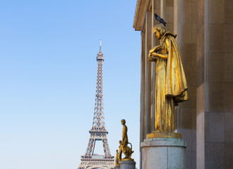 eiffel tour and statues of Trocadero - obrazy, fototapety, plakaty