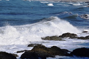 日本海の荒波／山形県の庄内浜で日本海の荒波風景を撮影した写真です。庄内浜は非常にきれいな白砂が広がる海岸と、奇岩怪石の磯が続く大変素晴らしい景観のリゾート地です。