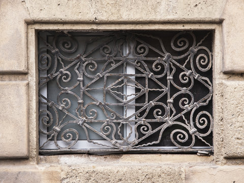 Ventana antigua con rejas