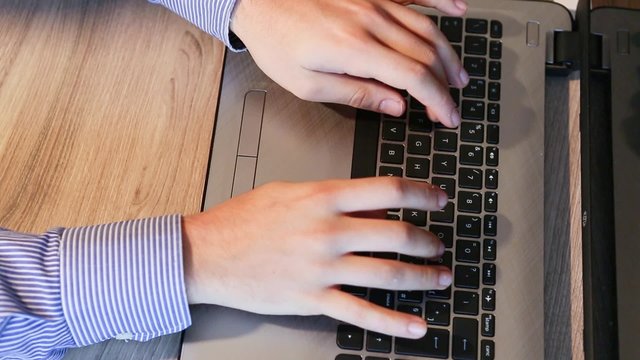 mani di uomo in ufficio sulla tastiera di un notebook