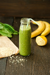 fresh detox green smoothie with spinach and outmeal