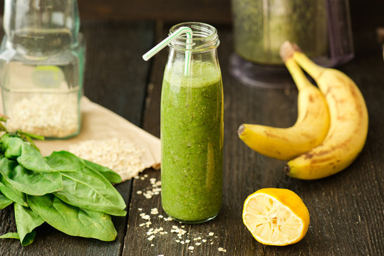 fresh detox green smoothie with spinach and outmeal