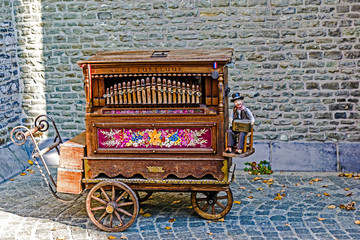 Old traditional belgian Hurdy-gurdy © Florin
