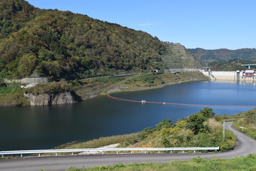 ダム湖百選・寒河江ダムと月山湖／山形県西川町にある、県内最大のダムを撮影した写真です。ダムによって形成された人造湖は、月山より名を取って月山湖（がっさんこ）と命名され、財団法人ダム水源地環境整備センターが選定する、ダム湖百選に選ばれています。