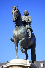 Fototapeta na wymiar MADRID, SPAIN - AUGUST 23, 2012: Bronze equestrian statue of King Philip III from 1616 at the Plaza Mayor in Madrid, Spain.