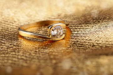 Beautiful gold engagement ring - obrazy, fototapety, plakaty