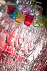 Bicchieri vuoti di forme diverse inquadratura verticale