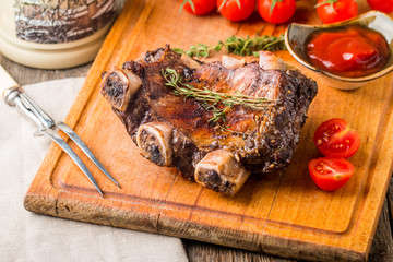 Delicious barbecued ribs seasoned with a spicy sauce