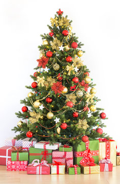 Beautifully decorated Christmas tree with many presents at home