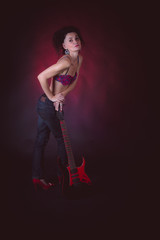 La femme style rock &agrave; la guitare