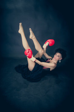 La danseuse aux gants de boxe rouge et noir