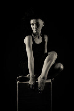Femme en clair-obscur et robe noir transparente