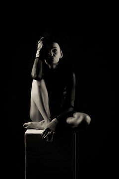 Femme en clair-obscur et robe noir transparente