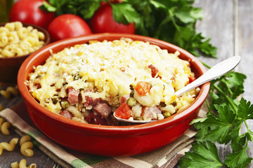Baked pasta with bacon and green peas