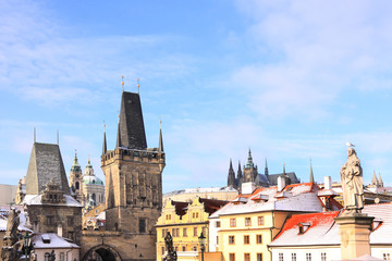 Naklejka premium Boże Narodzenie śnieżny gotycki zamek praski nad rzeką Wełtawą w słoneczny dzień, Republika Czeska