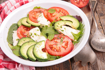 avocado,tomato and mozzarella salad