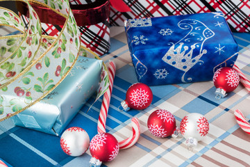 Obraz premium Wrapping candy box for Christmas celebration.