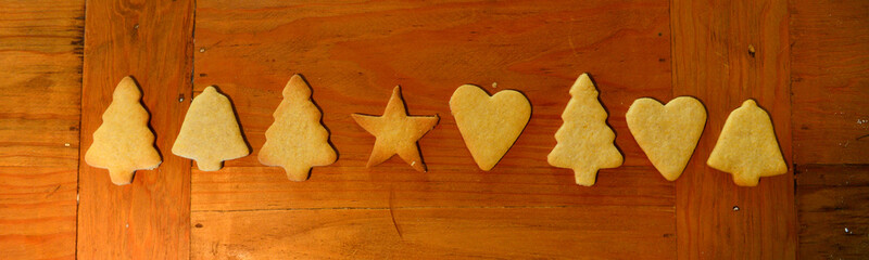 Kekse in Reihe auf Holz Hintergrund