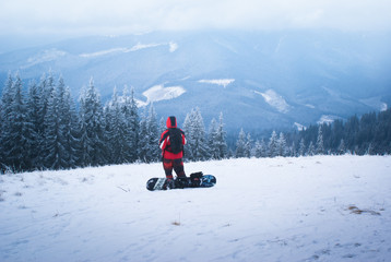 Fototapeta na wymiar Male snowboarder in mountains