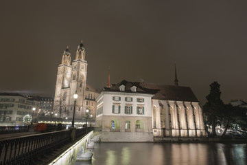 Kirche mit Brücke und Fluss in der Nacht