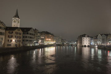 Fluss in der Stadt Zürich in der Nacht