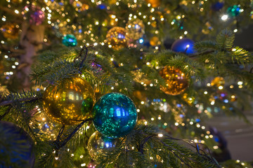 Weinachtskugel am Tannenbaum