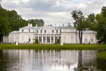 Fototapeta na wymiar Pavilion Chinese palace. Oranienbaum (Lomonosov). Upper park