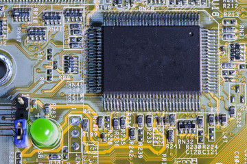 Electronic microcircuit and microchip