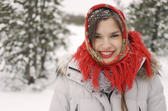 Девушка в красной шали в зимнем лесу