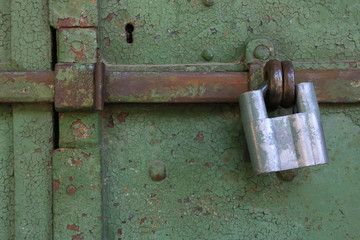 Vorhangschloss an altem Stahltor